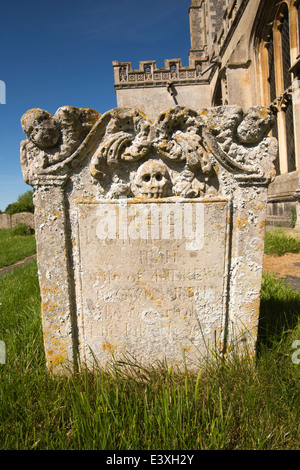 UK England, Suffolk, Lavenham, Pfarrei Kirchhof, makabre Totenkopf Motiv auf Grabstein Stockfoto