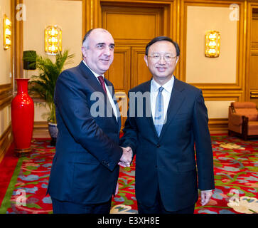 (140701)--Peking, 1. Juli 2014 (Xinhua)--Chinese State Councilor Yang Jiechi (R) trifft sich mit aserbaidschanischen Außenminister Elmar Mammedyarov in Peking, China, 1. Juli 2014. (Xinhua/Wang Ye) (Hdt) Stockfoto