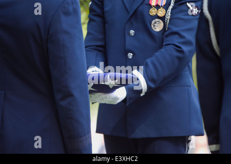 Soldaten, die Flagge bei militärischen Beerdigung Falten Stockfoto