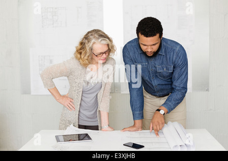 Architekten arbeiten zusammen im Büro Stockfoto