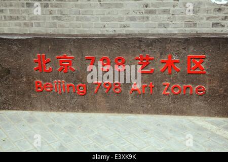 (Datei) - ein Archiv, datiert 29. September 2009, Bild Chinesisch (oben) und Englisch schreiben an eine Wand, die liest "Beijing 798 Art Zone" auf dem Display in das Künstler-Viertel Dashanz in Peking, China. Viele Künstler zog in den 1990er Jahren in dieser Gegend Einrichten von Werkstätten und Ateliers und Peking Bezirk von Dashanz in einer lebendigen und trendigen Künstlerviertel zu verwandeln. Das Künstlerviertel wird oft beschrieben als Bezirk 798 oder Factory 798 nach einem Gebäude der ehemaligen Fabrik zusammengesetzte 718. Foto: Alexandra Schuler - keine Kabel-SERVICE- Stockfoto