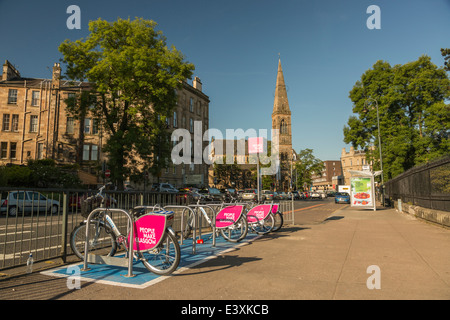 NextBike Masse automatisiert Zyklus Leihräder Schema (MACH) in den Racks auf Königin Margaret Drive, Glasgow, Scotland, UK Stockfoto