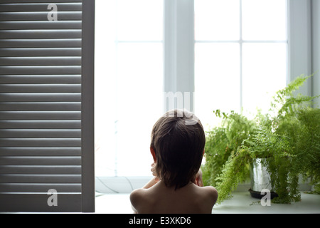 Asiatische junge Schlafzimmerfenster schauen Stockfoto