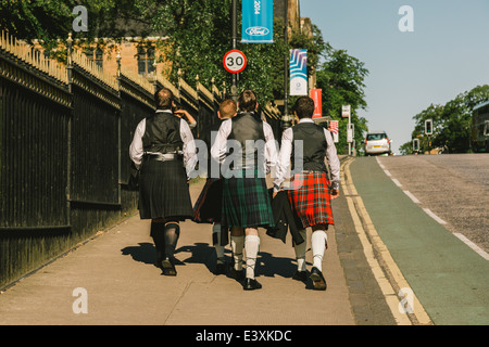 Eine Gruppe von jungen schottischen Studenten Kilt Kleid zu Glasgow University für Staffelung Tag, Glasgow, Schottland, UK Stockfoto