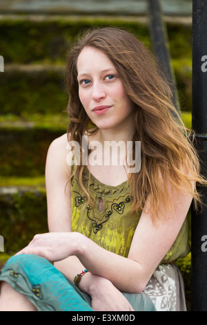 Kaukasische Teenager-Mädchen sitzen auf Stufen im freien Stockfoto