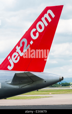 Schwanz eines Jet 2.Com Boeing757-200 Flugzeug Schwanz auf dem Flughafen Manchester gesehen Stockfoto