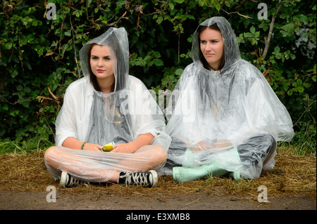 Festivalbesucher bei Regen beim Glastonbury Music Festival, England, Freitag, 27. Juni 2014. Stockfoto