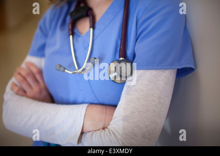 Kaukasischen Krankenschwester mit Stethoskop im Krankenhaus Stockfoto