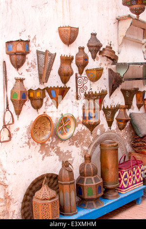 Traditionelle Artefakte für den Verkauf in der Medina in der Küstenstadt Essaouira, Marokko, Nordafrika. Stockfoto