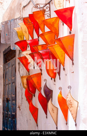 Traditionelle Artefakte für den Verkauf in der Medina in der Küstenstadt Essaouira, Marokko, Nordafrika. Stockfoto