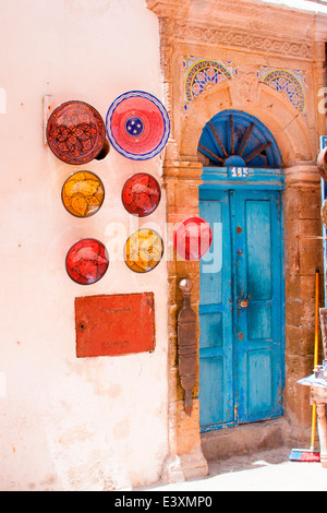 Traditionelle Artefakte für den Verkauf in der Medina in der Küstenstadt Essaouira, Marokko, Nordafrika. Stockfoto