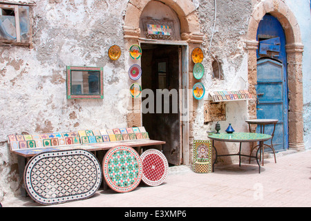 Traditionelle Artefakte für den Verkauf in der Medina in der Küstenstadt Essaouira, Marokko, Nordafrika. Stockfoto