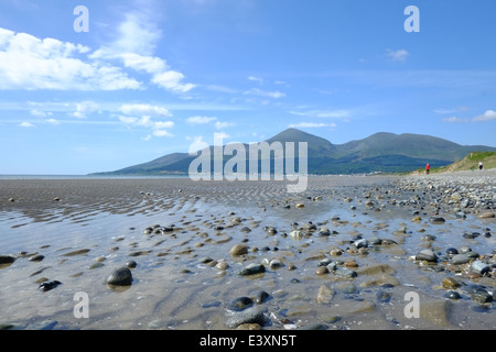 Murlough Strand, Newcastle, Bangor, Nordirland, an einem sonnigen Tag mit Sand plätschert und Kieselsteine im Vordergrund und Berge o Stockfoto