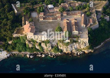 LUFTAUFNAHME. Festung auf Sainte-Marguerite Island. Fort Royal, Lerins-Inseln, Cannes, Alpes-Maritimes, Französische Riviera, Frankreich. Stockfoto
