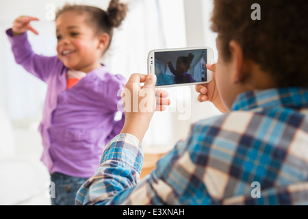 Schwarze Kinder spielen mit Handy Stockfoto