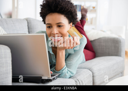 Schwarze Frau, Online-shopping Stockfoto