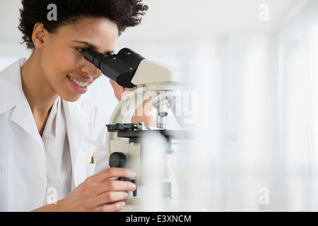 Schwarzer Wissenschaftler Mikroskop im Labor Stockfoto