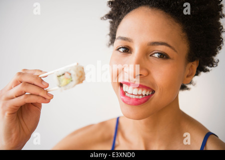 Schwarze Frau Sushi-Essen Stockfoto