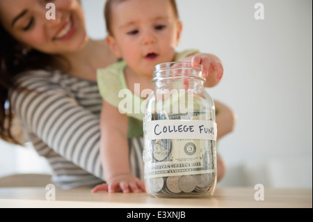 Mutter und Baby, Geld in College Fonds Stockfoto