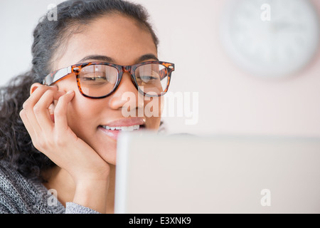 Gemischte Rassen Frau mit Laptop-computer Stockfoto