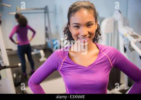 Gemischte Rassen Frau lächelnd in Fitness-Studio Stockfoto