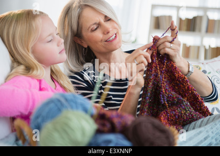 Senior kaukasischen Frau und Enkelin stricken auf sofa