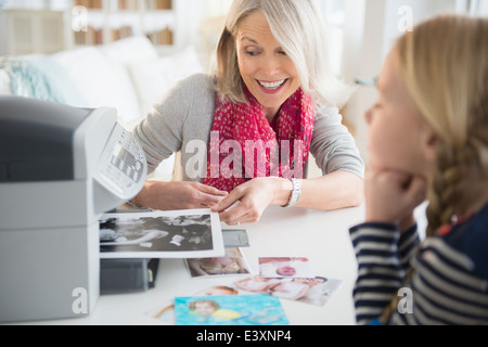 Senior-kaukasischen Frau und Enkelin Drucken von Fotos Stockfoto