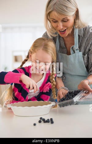 Senior-kaukasischen Frau und Enkelin Backen zusammen Stockfoto