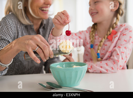 Senior-kaukasischen Frau und Enkelin machen Eisbecher Stockfoto