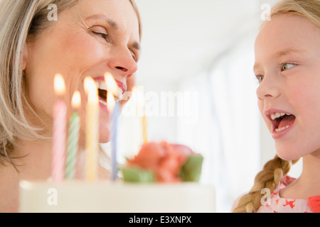 Senior-kaukasischen Frau und Enkelin feiert Geburtstag Stockfoto