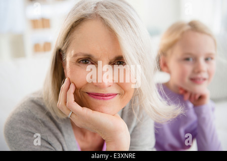 Senior kaukasischen Frau sitzt mit Enkelin Stockfoto