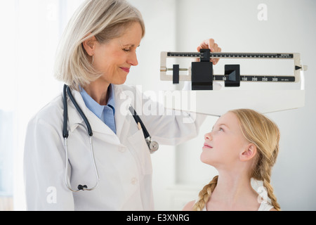 Mit einem Gewicht von kaukasischen Arzt-patient Stockfoto