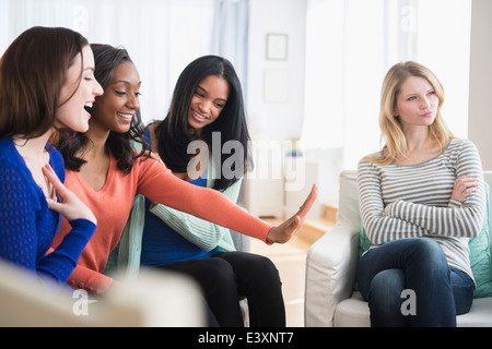 Eifersüchtige Frau ignorieren Freundes Verlobungsring Stockfoto