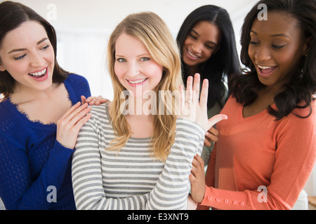 Frau Angeberei Verlobungsring Stockfoto