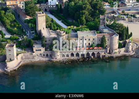 LUFTAUFNAHME. Mittelalterliche Burg an der Mittelmeerküste. La Napoule Castle, Mandelieu-La Napoule, Alpes-Maritimes, Französische Riviera, Frankreich. Stockfoto