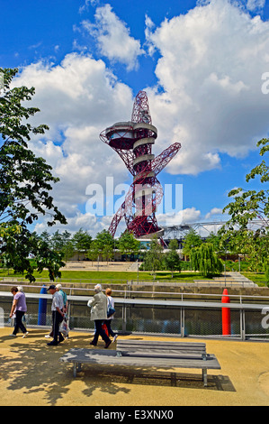 Blick von der ArcelorMittal Orbit auf der Queen Elizabeth Olympic Park, Stratford, London, England, Vereinigtes Königreich Stockfoto