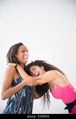 Frauen gemeinsam lachen Stockfoto