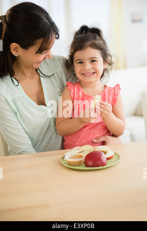 Hispanische Mutter und Tochter gemeinsam essen Stockfoto