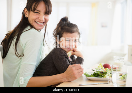 Hispanische Mutter und Tochter gemeinsam essen Stockfoto