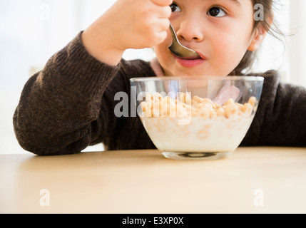 Hispanischen Mädchen Schüssel Müsli Essen Stockfoto