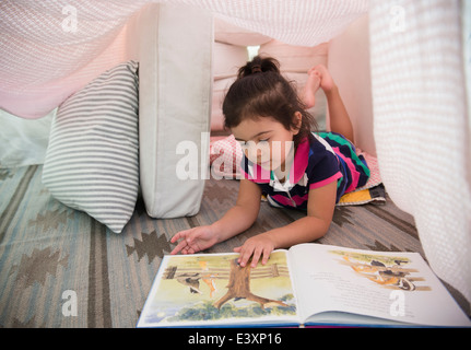 Hispanischen Mädchen lesen im fort Stockfoto