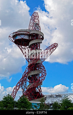 Blick von der ArcelorMittal Orbit auf der Queen Elizabeth Olympic Park, Stratford, London, England, Vereinigtes Königreich Stockfoto