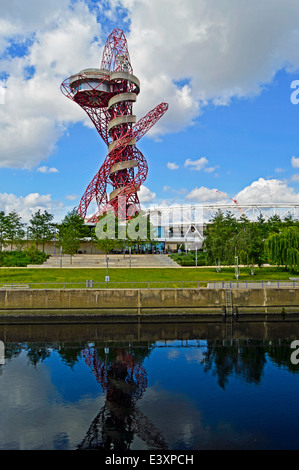 Blick von der ArcelorMittal Orbit auf der Queen Elizabeth Olympic Park, Stratford, London, England, Vereinigtes Königreich Stockfoto