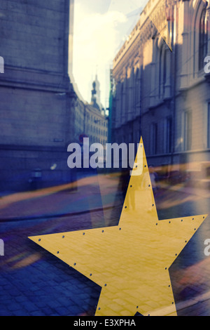 Reflexion-Straßen von Riga in das Fenster mit einem Stern