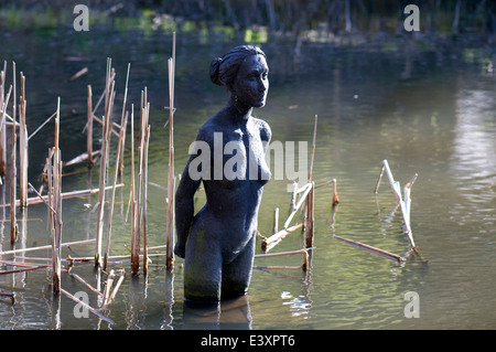 Statue eines Mädchens in einem See. Sir Harold hügeliger Gärten. Stockfoto