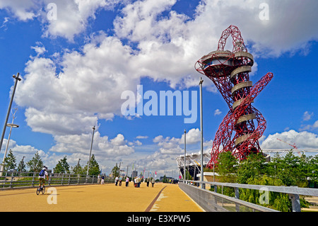 Blick von der ArcelorMittal Orbit auf der Queen Elizabeth Olympic Park, Stratford, London, England, Vereinigtes Königreich Stockfoto