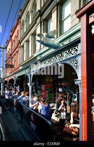 Melbourne, Australien, Brunswick St Cafe / Kaffee shop Straßenszene in der Sonne. Stockfoto