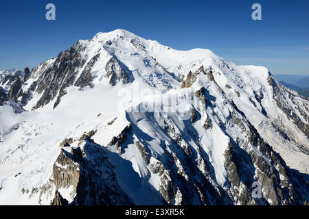 LUFTAUFNAHME. Aiguille du Midi (3842m) und Mont-Blanc (4810m). Chamonix Mont-Blanc, Haute-Savoie, Auvergne-Rhône-Alpes, Frankreich. Stockfoto