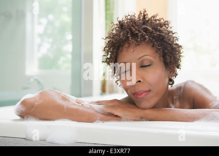Afroamerikanische Frau Entspannung im Sprudelbad Stockfoto
