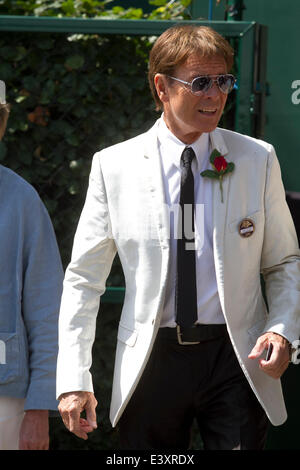 Wimbledon, London, UK. 1. Juli 2014. Sir Cliff Richard am 8. Tag des 2014 Wimbledon Lawn Tennis Championships Credit: Amer Ghazzal/Alamy Live-Nachrichten Stockfoto